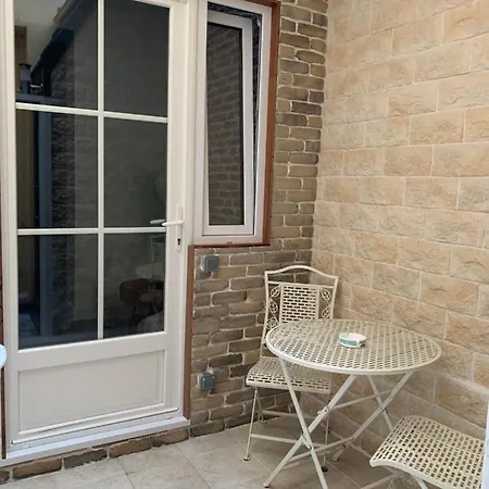 Eiffel Tower With Patio باريس