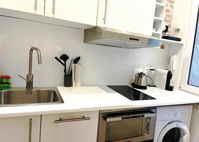 Eiffel Tower With Patio *