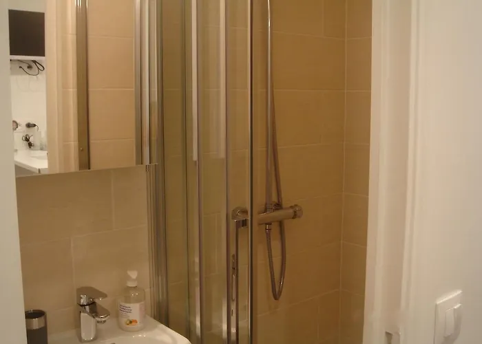 Eiffel Tower With Patio شقة