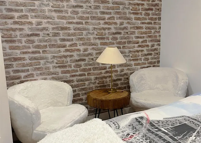 Eiffel Tower With Patio Apartman *